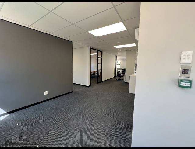130M² OFFICE TO LET IN HYDE PARK